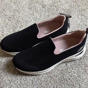 Skechers Women's Black and Pink Slip-On Sneakers. Size 8.5.